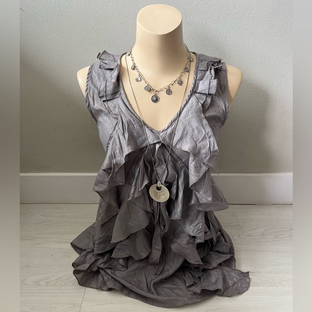 Ruffled Sleeveless V-Neck Tank in Dusty Gray branded Zohai size Large - Picture 2 of 4